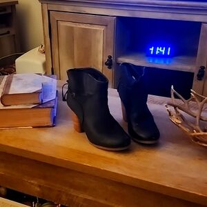 I'm selling Brand new cowboy boots short size, seven in a half